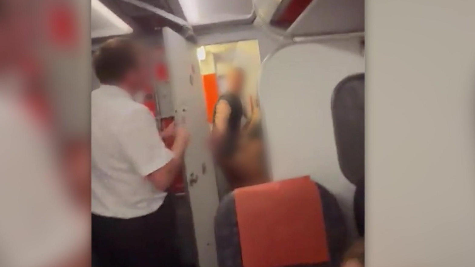 Pärchen treibt es auf Bordtoilette - und wird erwischt! Sex im Flugzeug