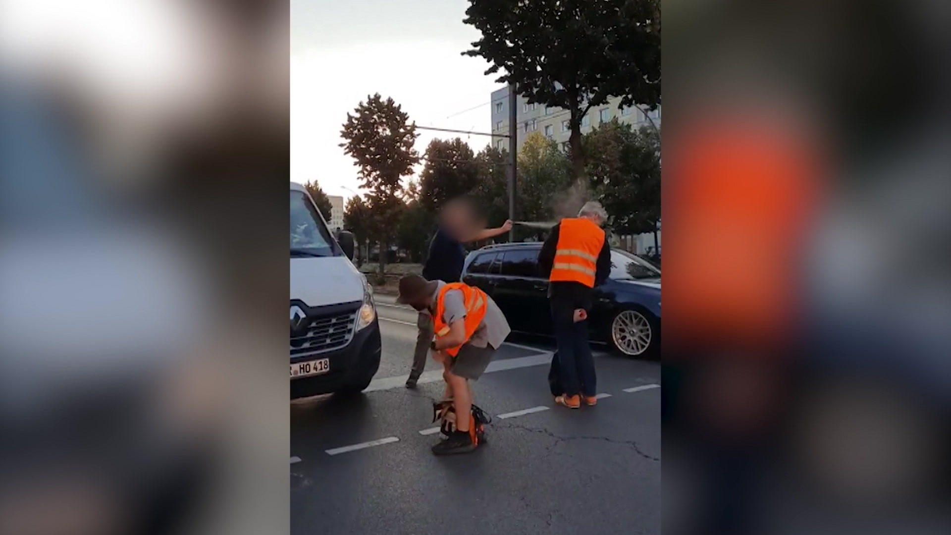 Autofahrer attackiert Klimakleber mit Pfefferspray „Weg ihr Penner!“