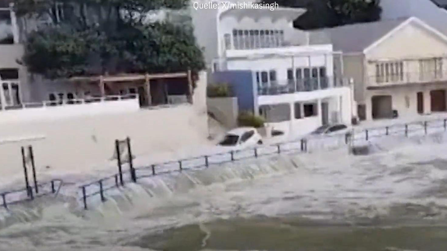 Riesenwelle flutet Strandlokal in Sekunden Ungewöhnlicher Wind in Südafrika
