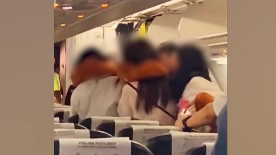 Nach „Was guckst du?“-Frage: Fünf Frauen prügeln sich! Streit im Flugzeug eskaliert
