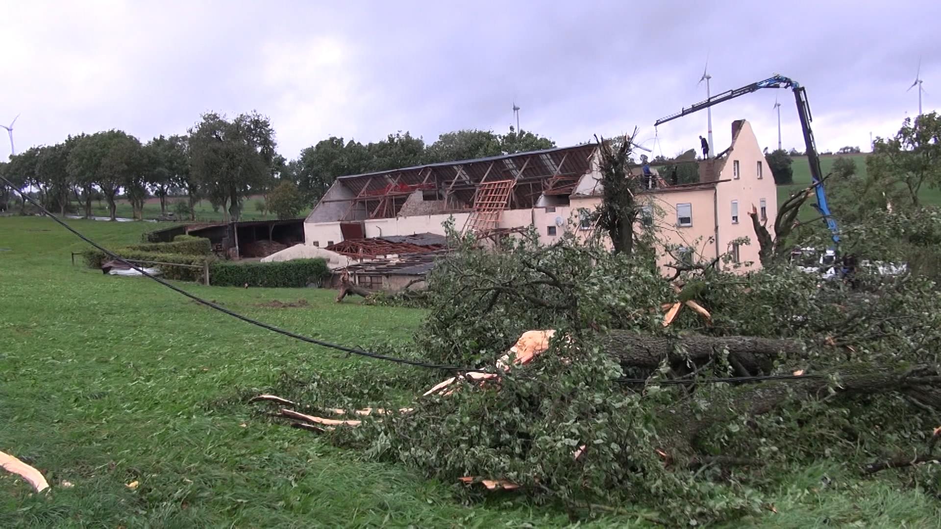 Tornado in der Eifel? Schwere Unwetter decken 15 Häuser ab Unwetter in Nusbaum-Freilingen