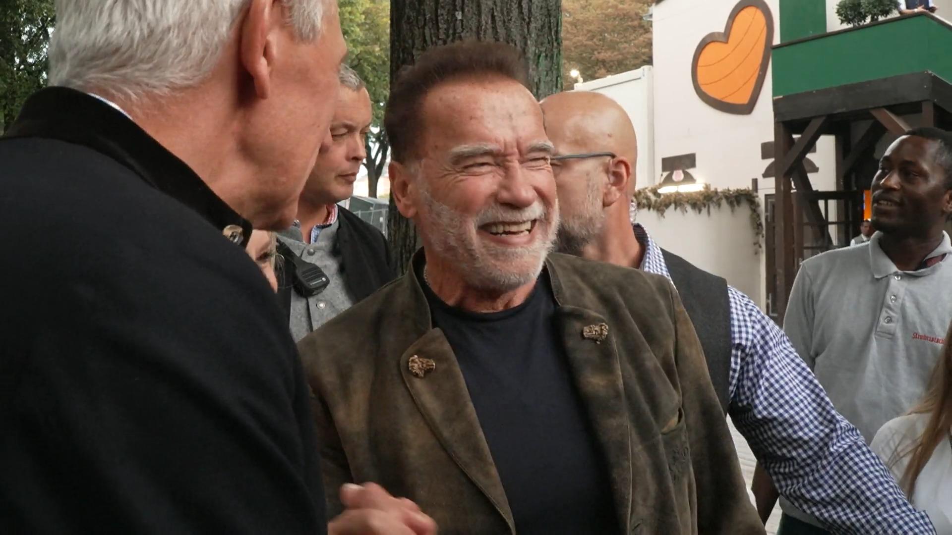 Familie Schwarzenegger macht das Oktoberfest unsicher ER stiehlt allen die Show