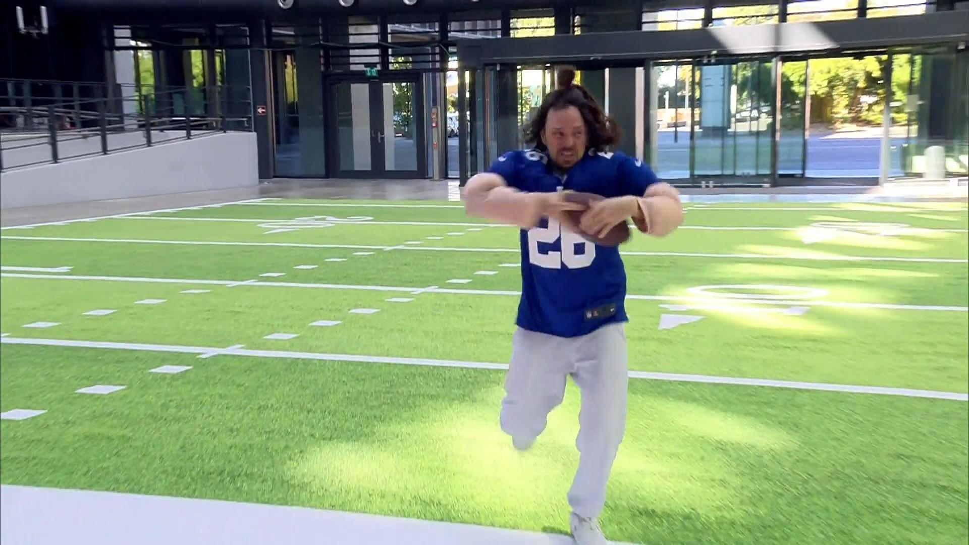 Der erste Touchdown im RTL-Hauptquartier! Kleine Parodie auf NFL-Experte-Kuhn