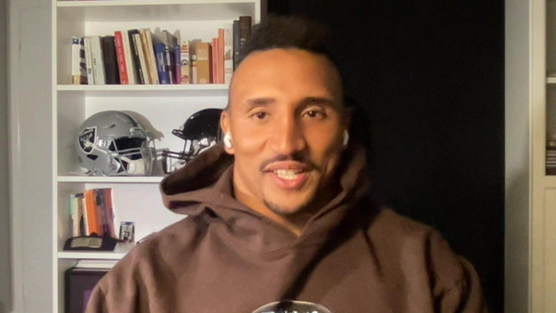 NFL-Profi Jakob Johnson witzelt über Taylor Swift „Klingt wie Fahrstuhlmusik“