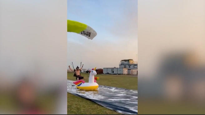 Dieser Fallschirmspringer wagt einen skurrilen Stunt Landung auf Gummi-Einhorn
