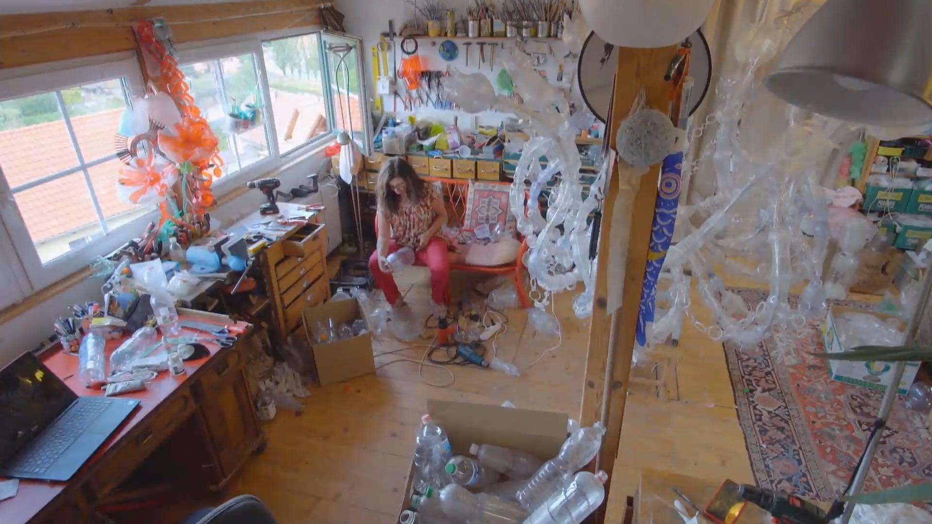 Veronika Richterova belebt Plastikflaschen neu Kunst aus Plastik