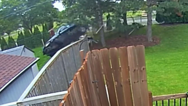 L'autista è atterrato nel giardino di un vicino senza essere bloccato da una recinzione