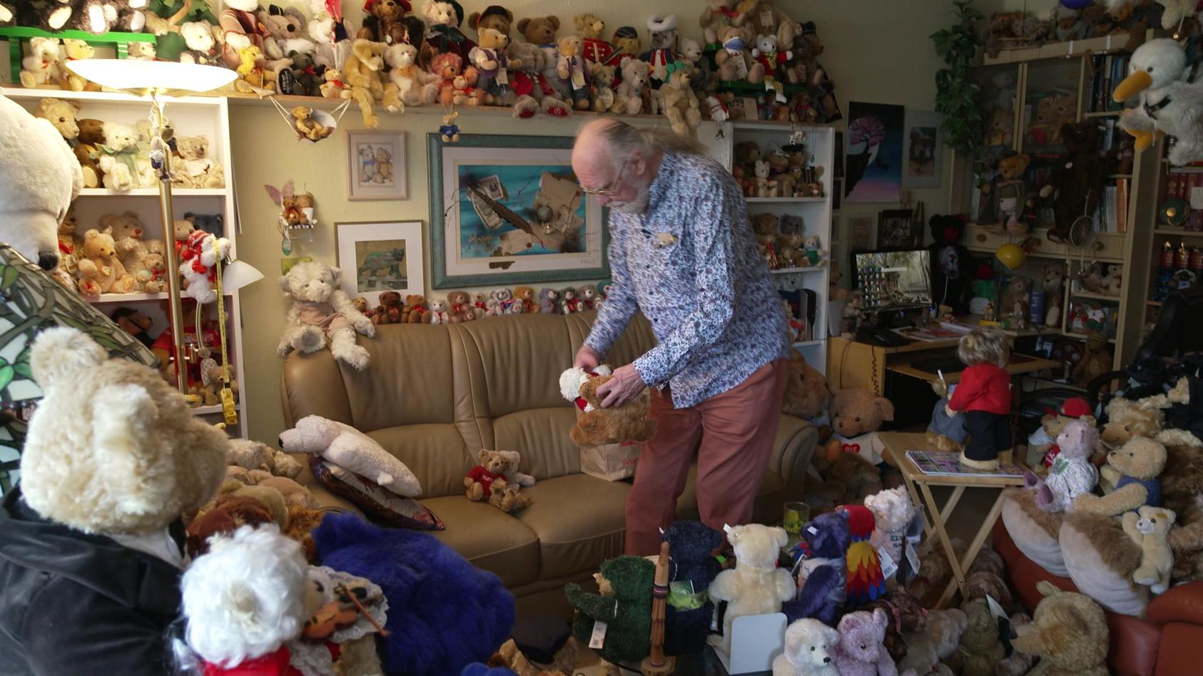 Hamburger Teddy-Mann lebt mit 2300 Plüschbären zusammen Wie er zu diesem verrückten Hobby kam