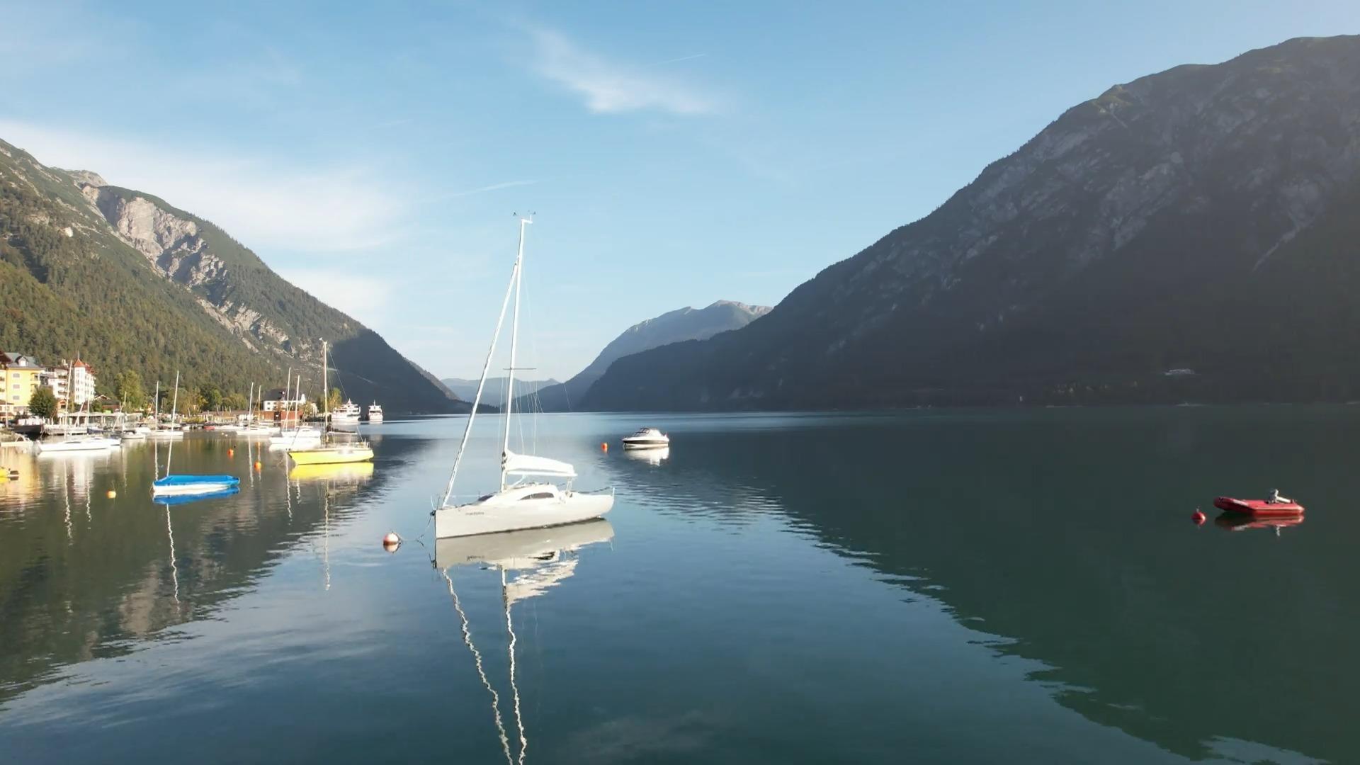 Sonne lacht am größten Badesee Tirols Sonniger Herbst am Achensee