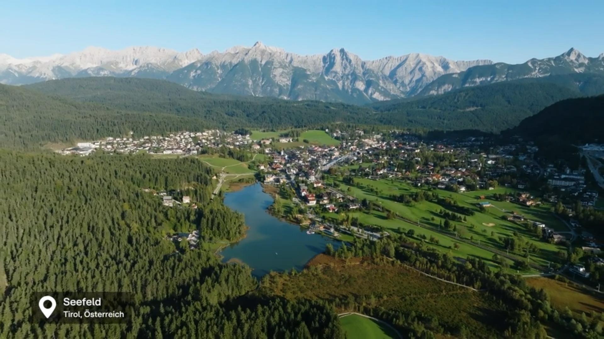 Ein sonniger Herbsttag über Tirols Hochplateau Seefeld bringt großartige Aussichten