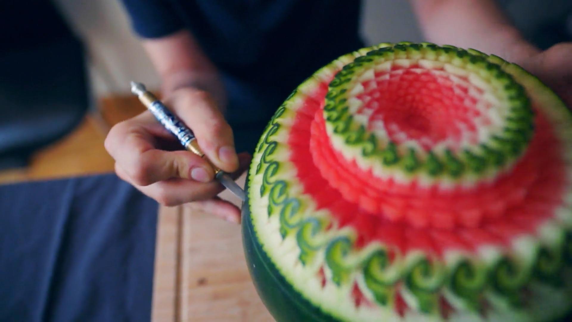 Kunstvolle Obstschnitzereien im Altersheim Küchenchef Andy Branca-Masa beglückt Senioren