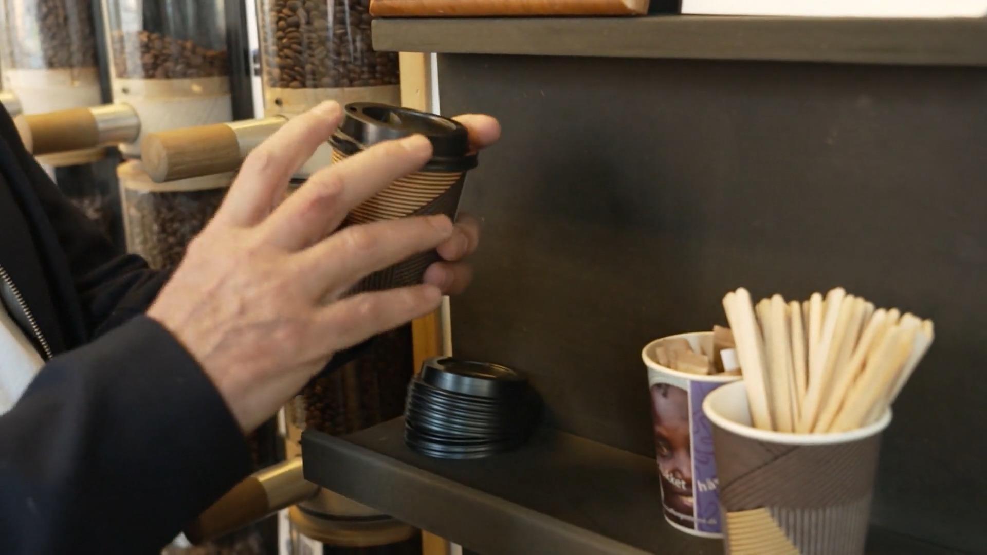 Plastikfreie Kaffeedeckel aus Dänemark Tüftler Lars Bendix gegen den Plastikmüll