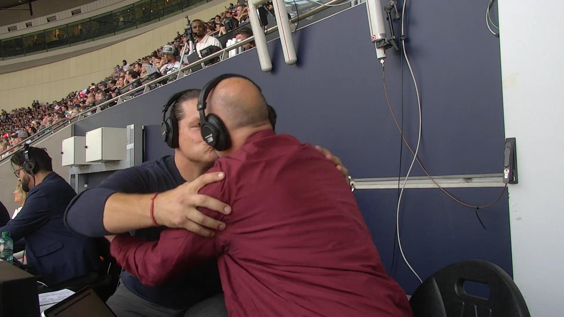 Markus Kuhn en Frank Buschmann kussen zichzelf op TV Great Love at the NFL!