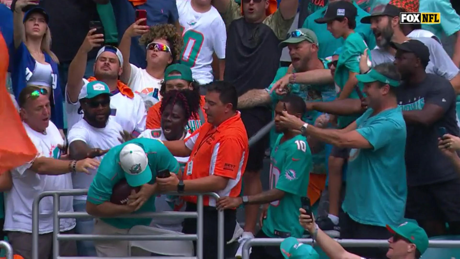Hill schenkt seiner Mama seinen Touchdown-Ball Süße Geste von Dolphins-Star