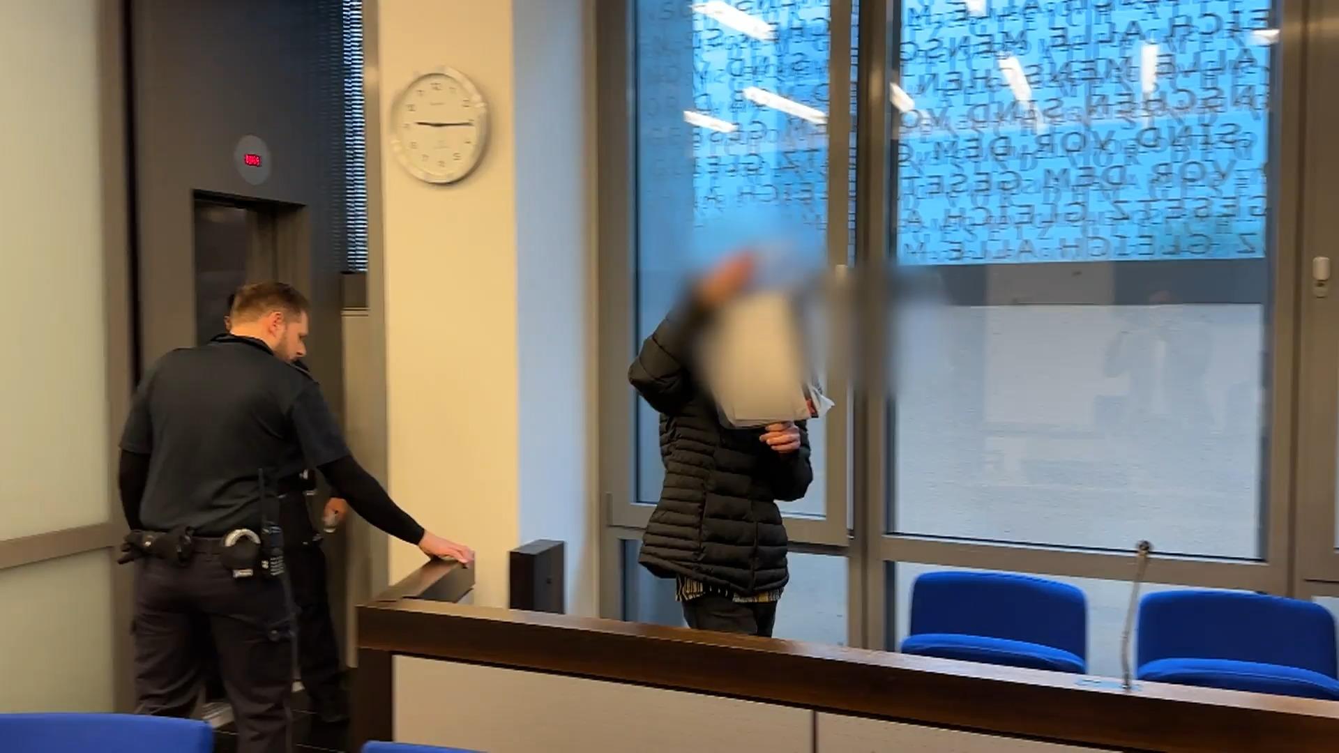 Angeklagter soll Taxifahrer niedergestochen haben Prozess in Wuppertal