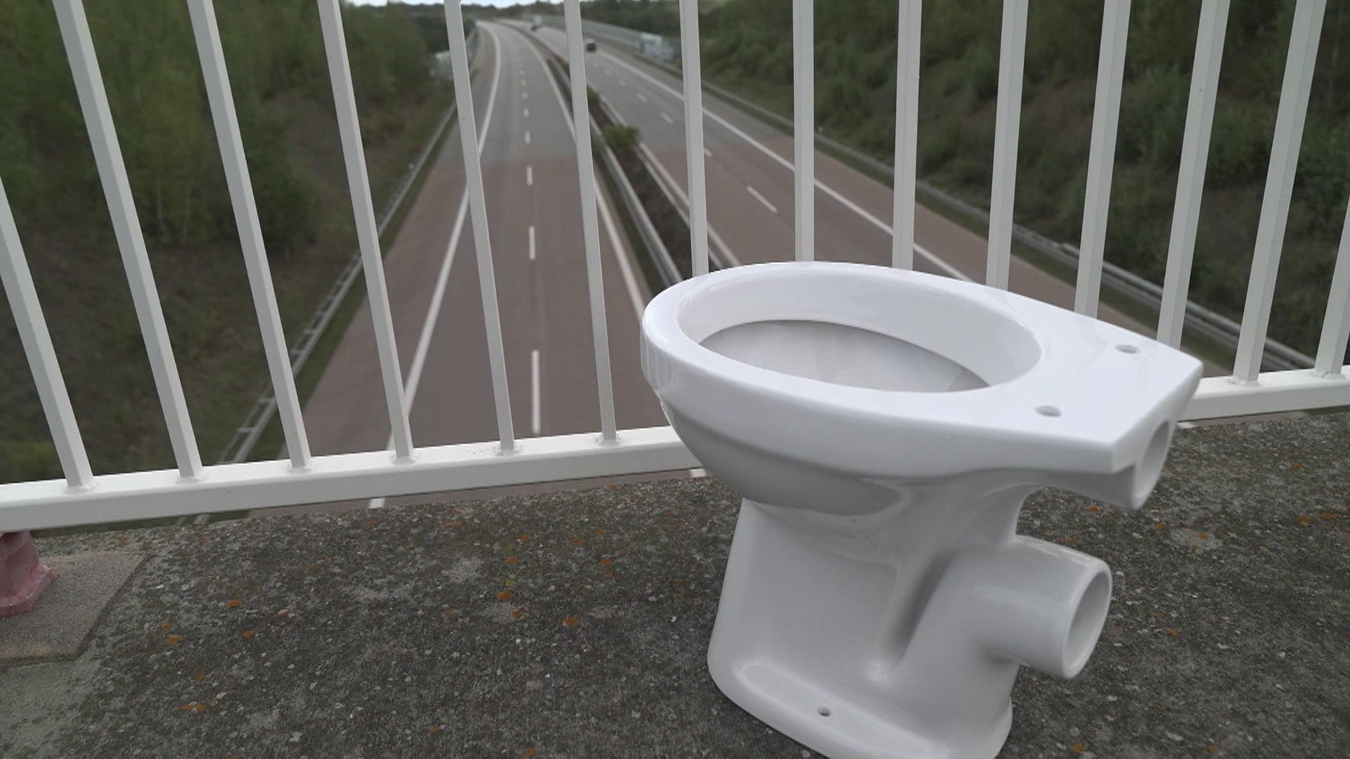 La vita di un bambino era imputata "Non bere" Un water gettato in autostrada