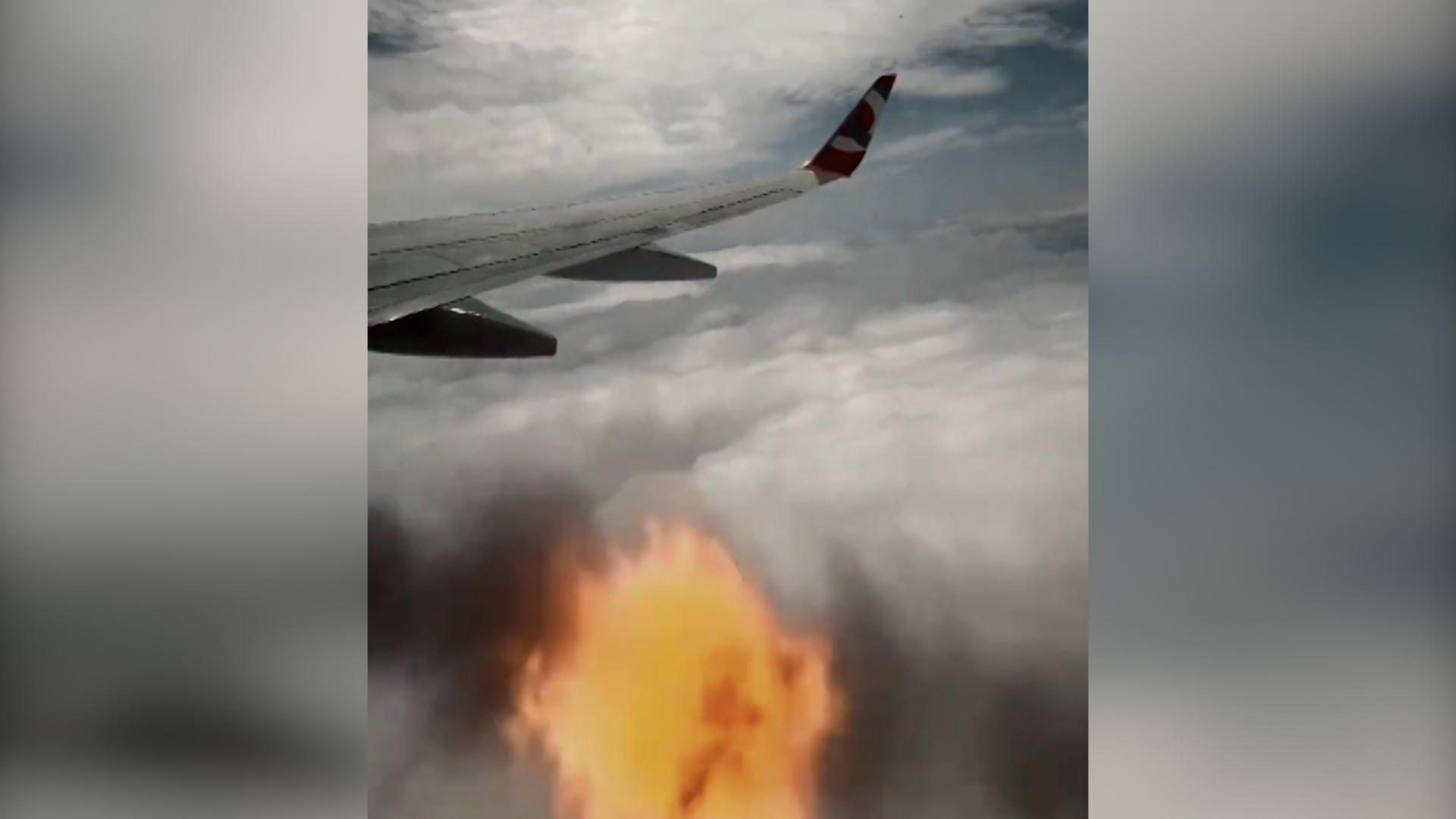 Flugzeugtriebwerk explodiert in der Luft Horror-Szenario über den Wolken