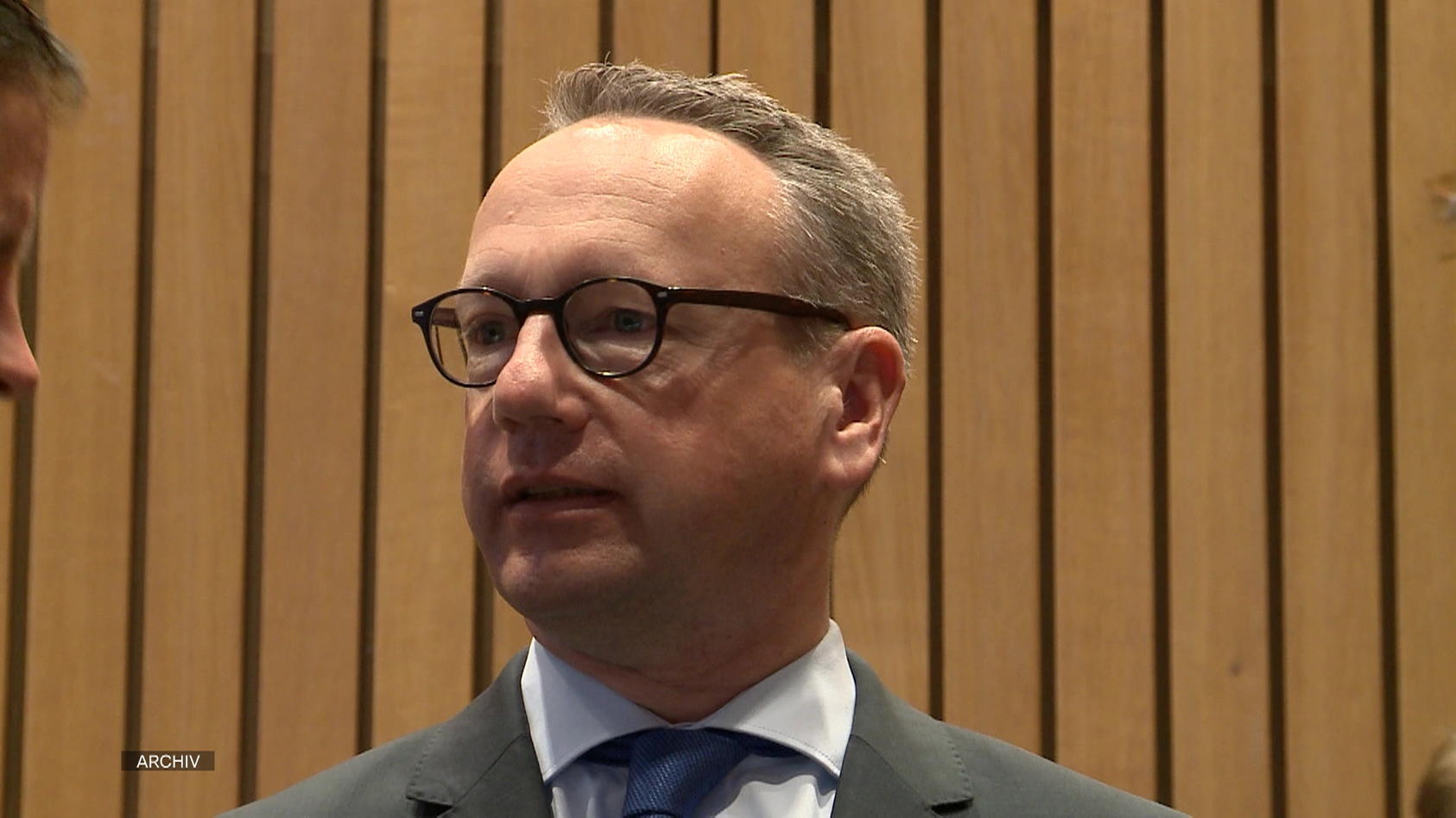 Kritik um NRWJustizminister Benjamin Limbach äußert sich zu Forderungen