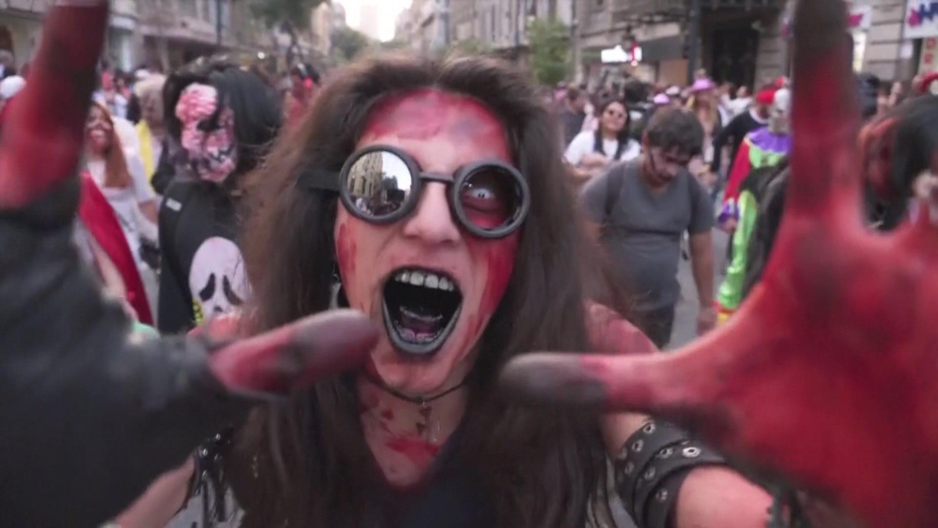 V Mexico City řádí zombie.  Místo utíkání si udělejte selfie!