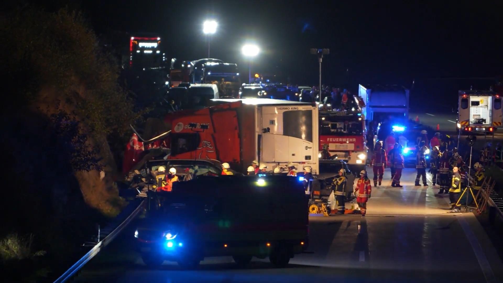 16 zraněných při masivní nehodě na A17 Kamion narazil do dopravní zácpy