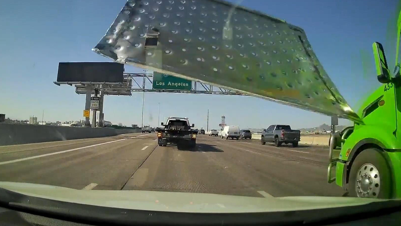 Když jedete plnou rychlostí po dálnici, do čelního skla vletí plechová deska!
