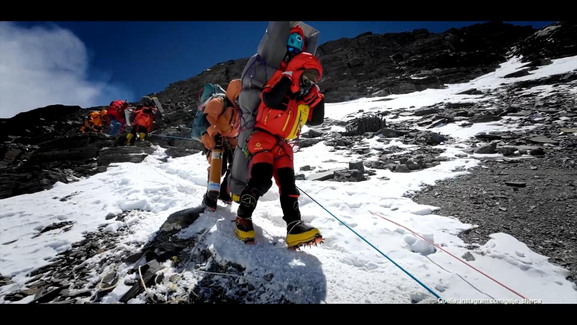 Held rettete Mann kurz vor dem Gipfel des Mount Everest Rettung in der Todeszone