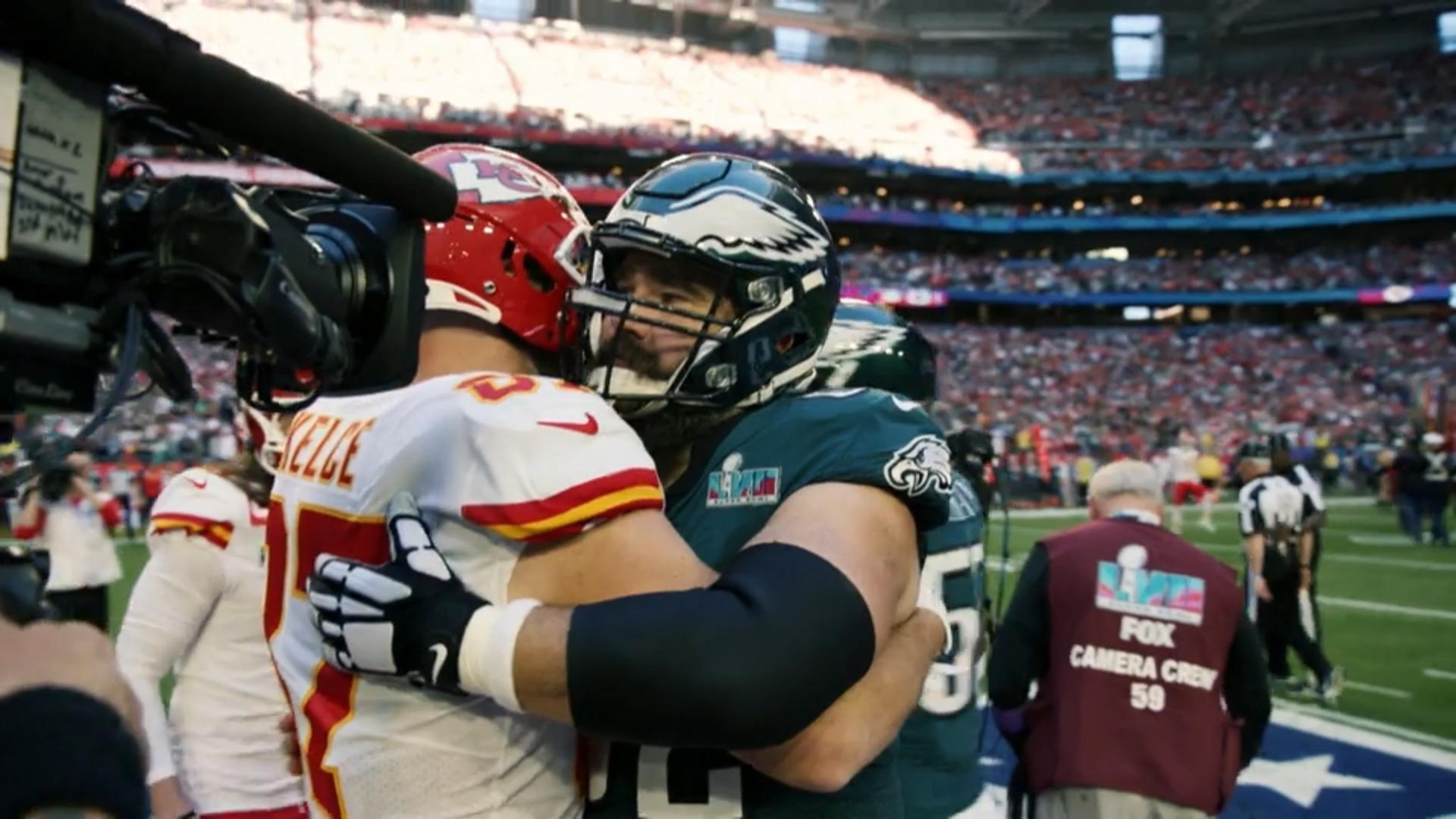 Los hermanos Kelce confunden la NFL con la familia del fútbol