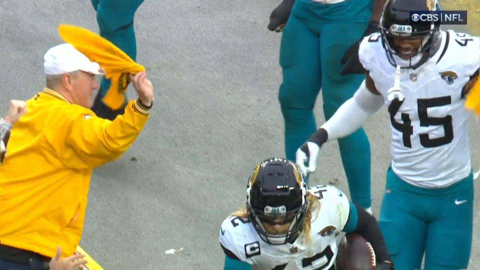 Los Jaguars celebran con terribles toallas en Pittsburgh y el jugador inmediatamente recibe una bofetada