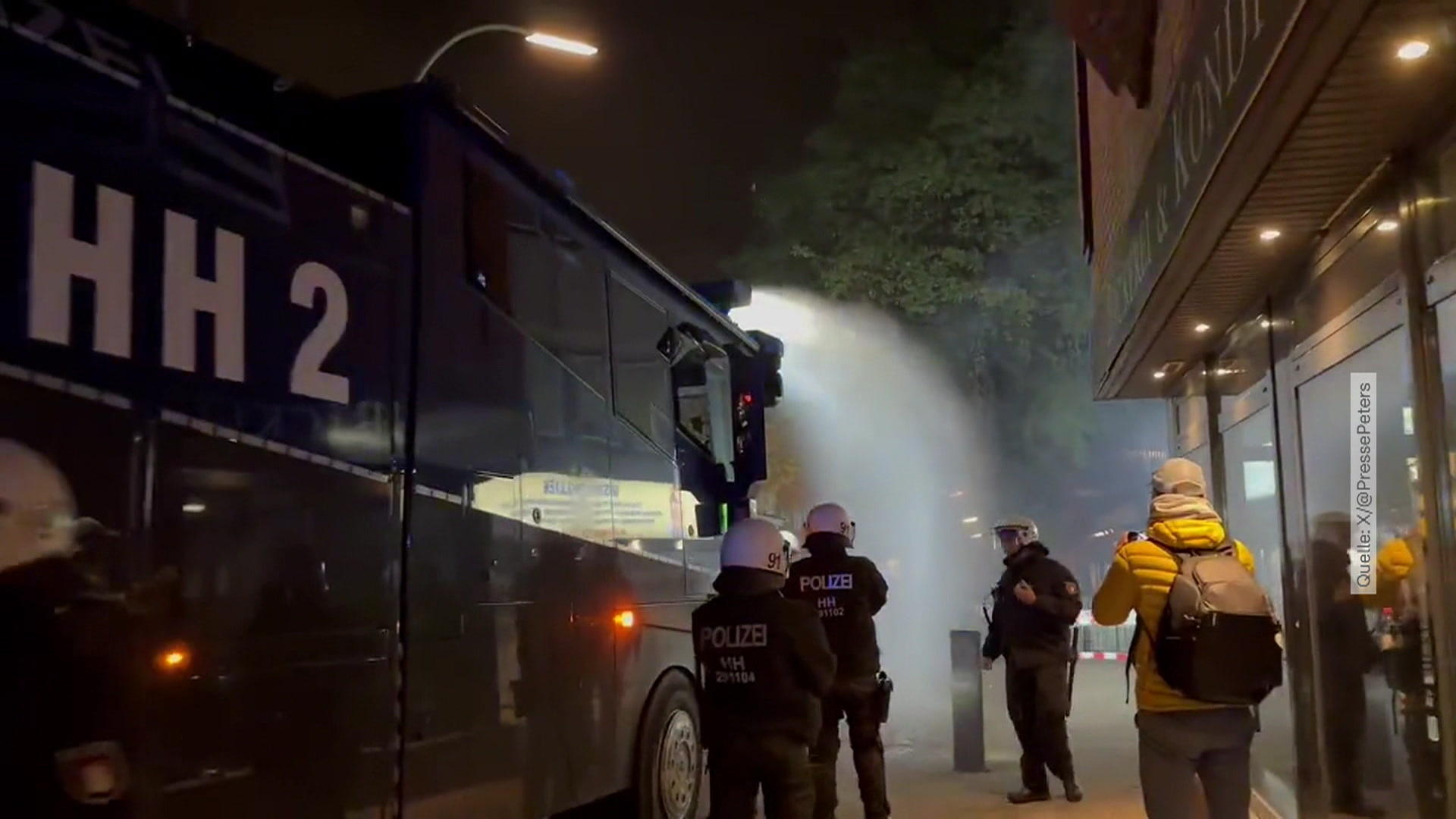 Berlin: Polizist Beschmiert Aktivist Mit Farbe - Jetzt Spricht Die ...