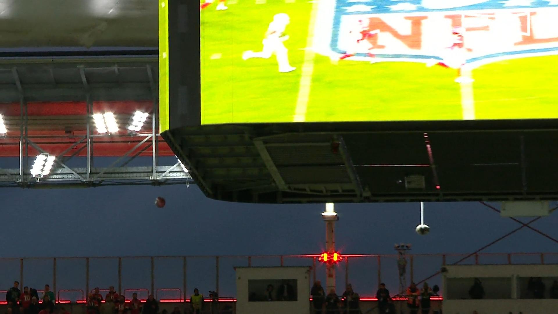 El balón de fútbol cae desde el tejado del estadio de Frankfurt.  ¡Qué locura!