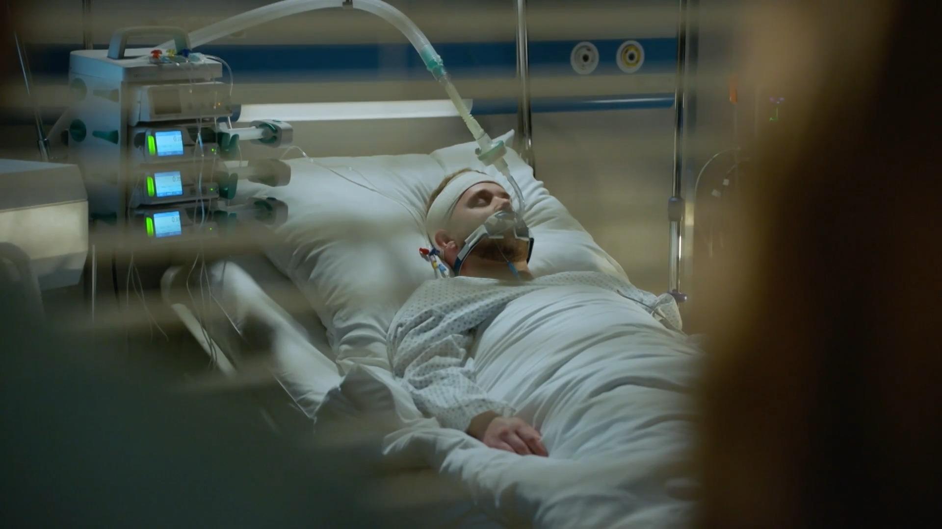 Jonas muss sich im Krankenhaus einer Notoperation unterziehen. GZSZ-Folge 7894 vom 15. November 2023