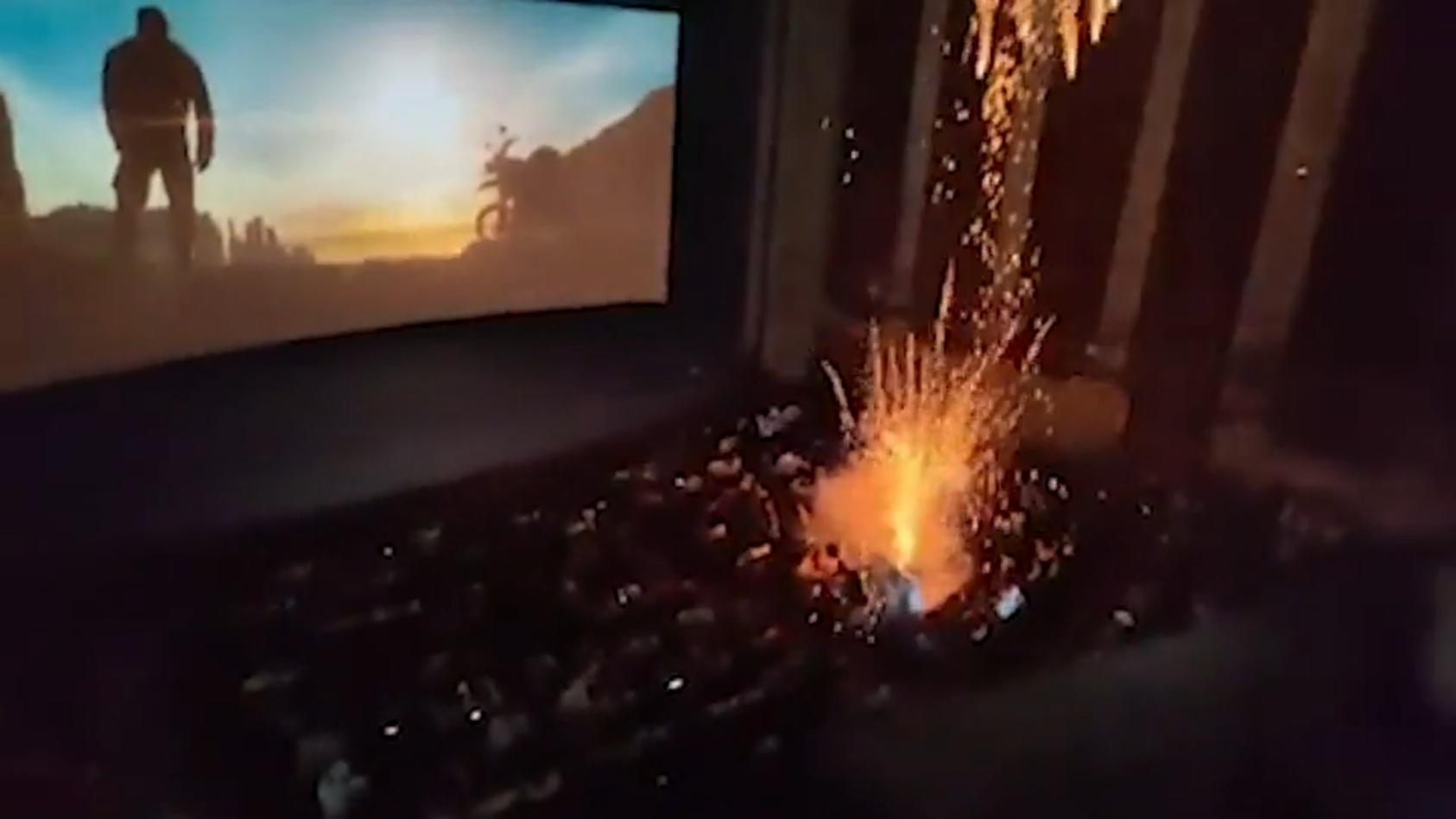 Feuerwerk bricht in vollem Kinosaal aus Irrer Böller-Wahnsinn