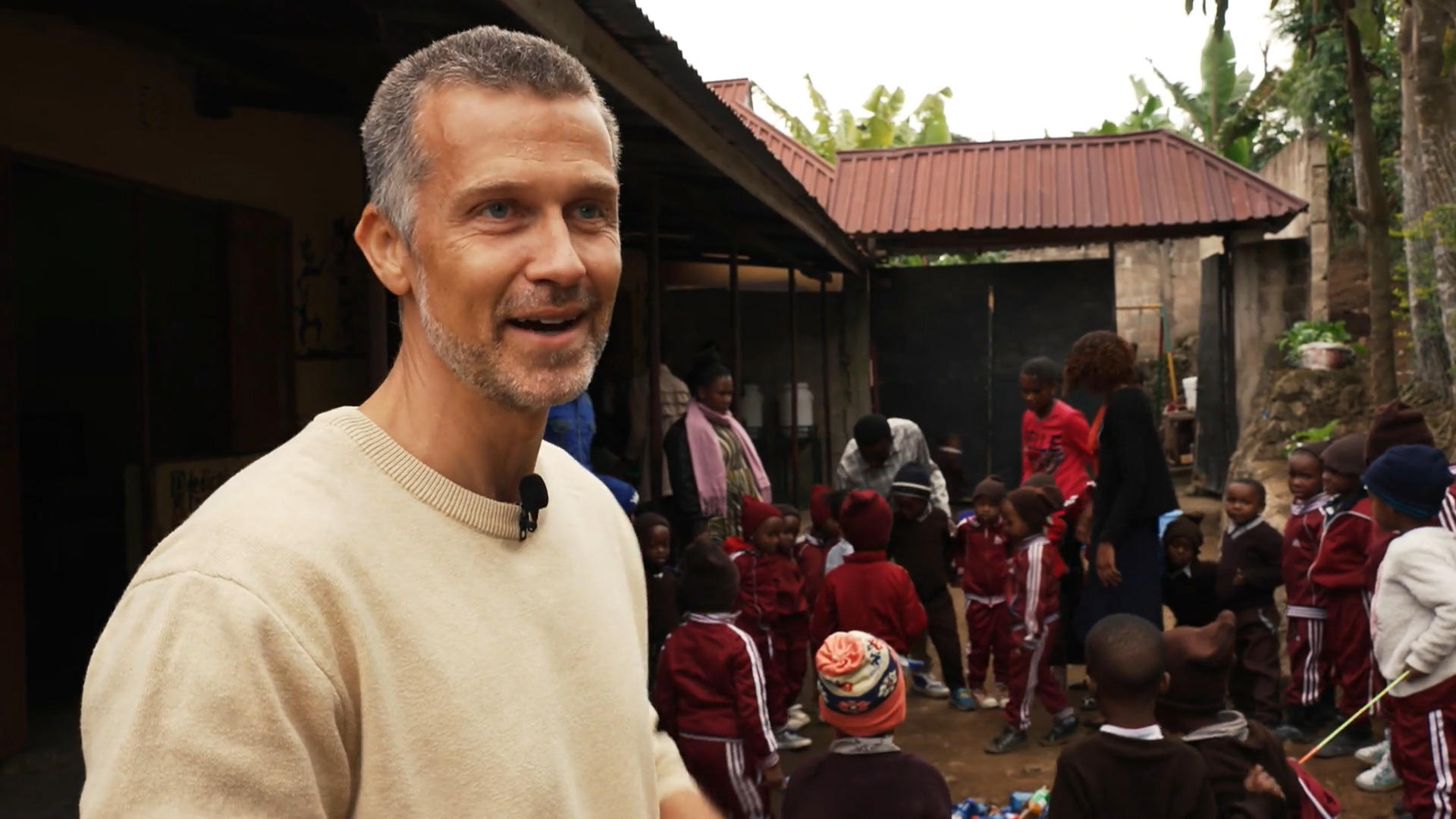 Für jedes Kind muss es Platz in einer Schule geben Wayne Carpendale in Tansania