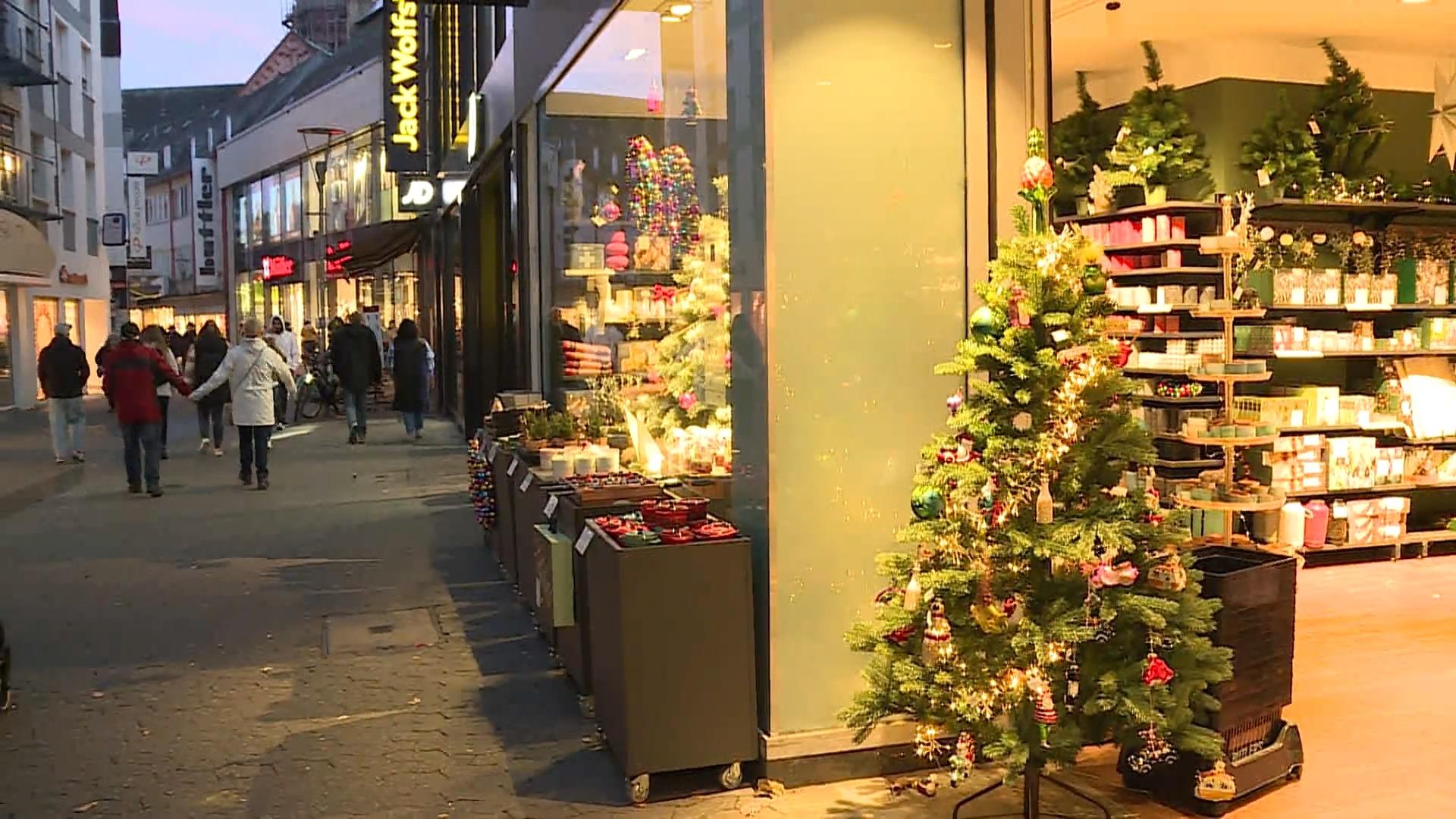 Weihnachtsshopping: Das Geld sitzt nicht mehr locker Händler hoffen auf Weihnachtswunder