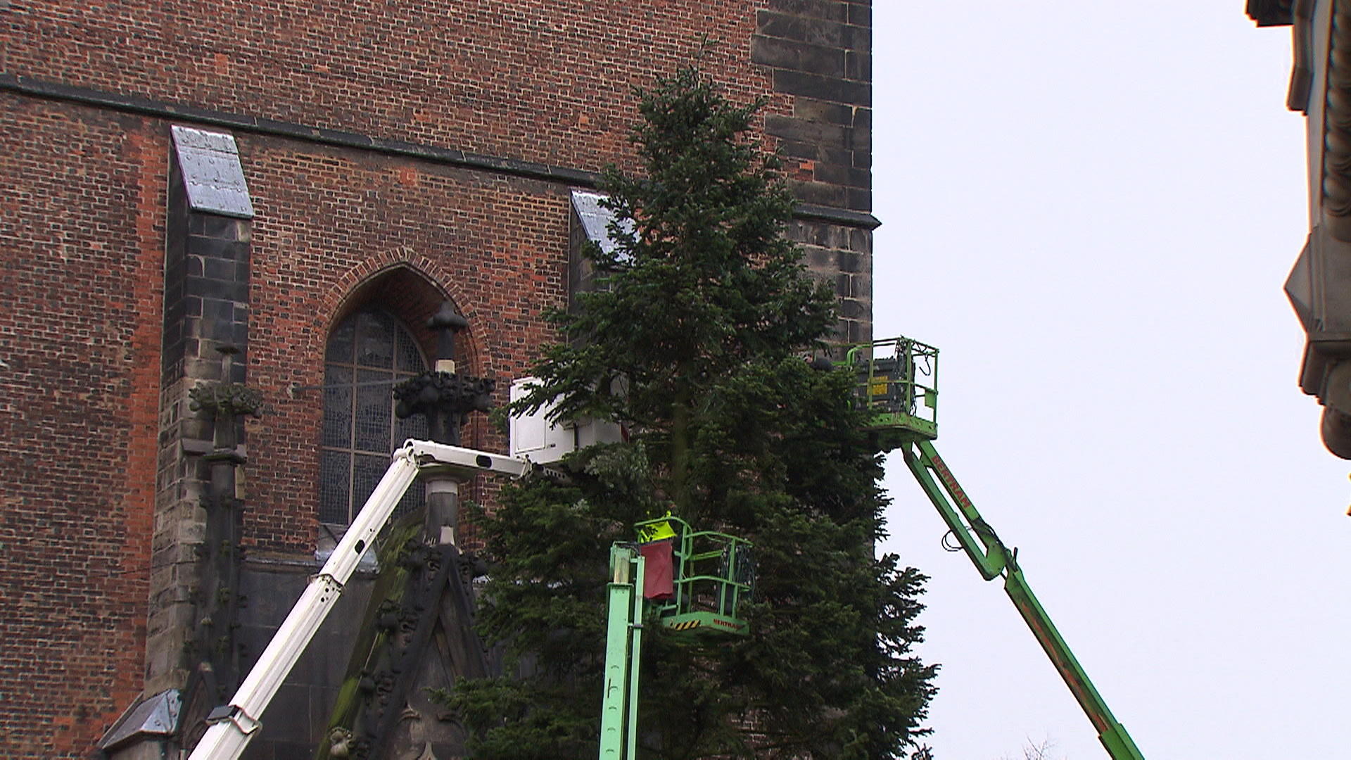 Unter aller Kanone, oder optisch noch in Ordnung? Hässlicher Weihnachtsbaum in Hannover