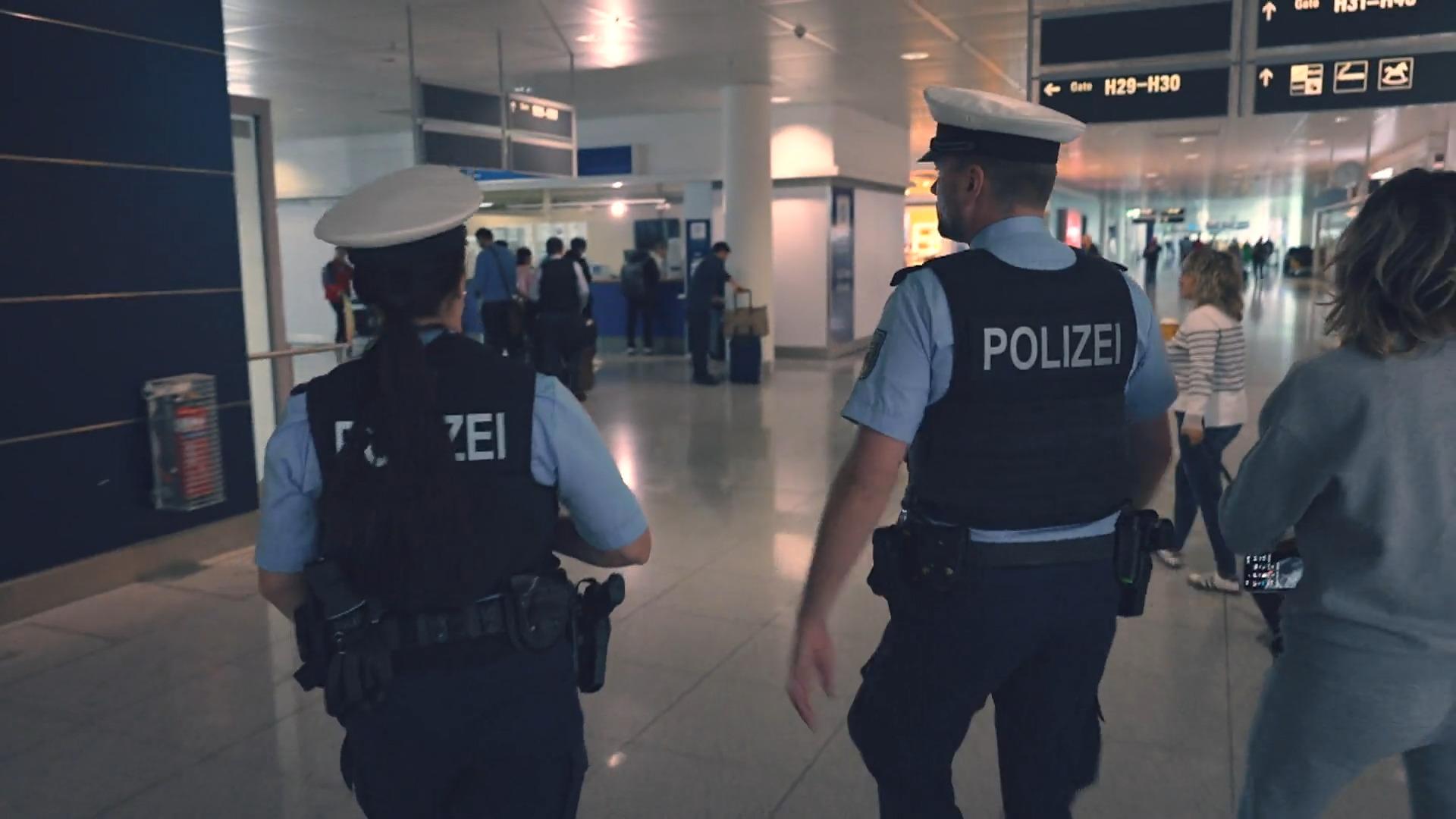 Hinter den Kulissen am Münchener Flughafen Unterwegs mit Bundespolizei