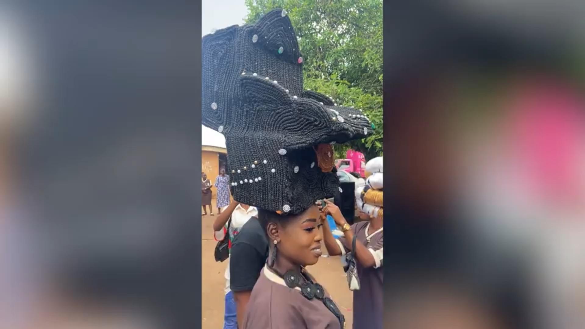 Wilde KreHAARtionen! Nigerianerin stylt XXL-Frisuren Sie sehen aus wie Skulpturen!