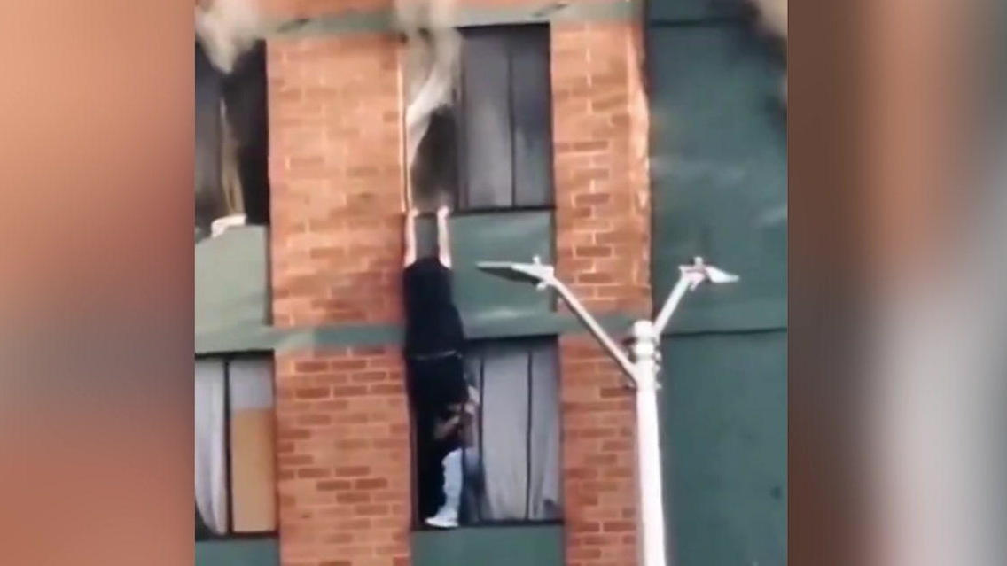 Superheld riskiert sein Leben und zieht Frau aus den Flammen Großbrand im vierten Stock