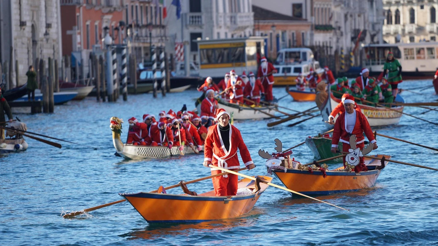 Y en Venecia, Papá Noel llega en góndola sobre agua en lugar de aire