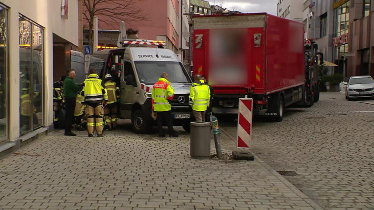 LKW-Unfall In Passau: Lastwagen Rast In Fußgänger! Mutter (37) Und ...