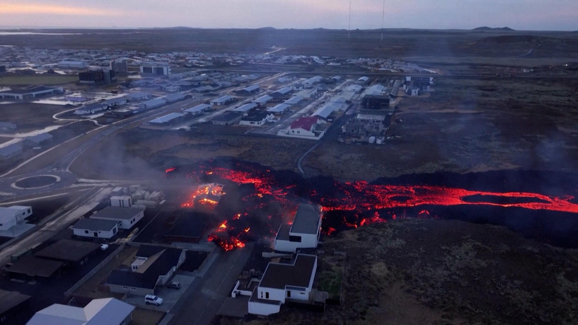 Grindavik stopniowo znika w strumieniu lawy powstałej w wyniku erupcji wulkanu na Islandii