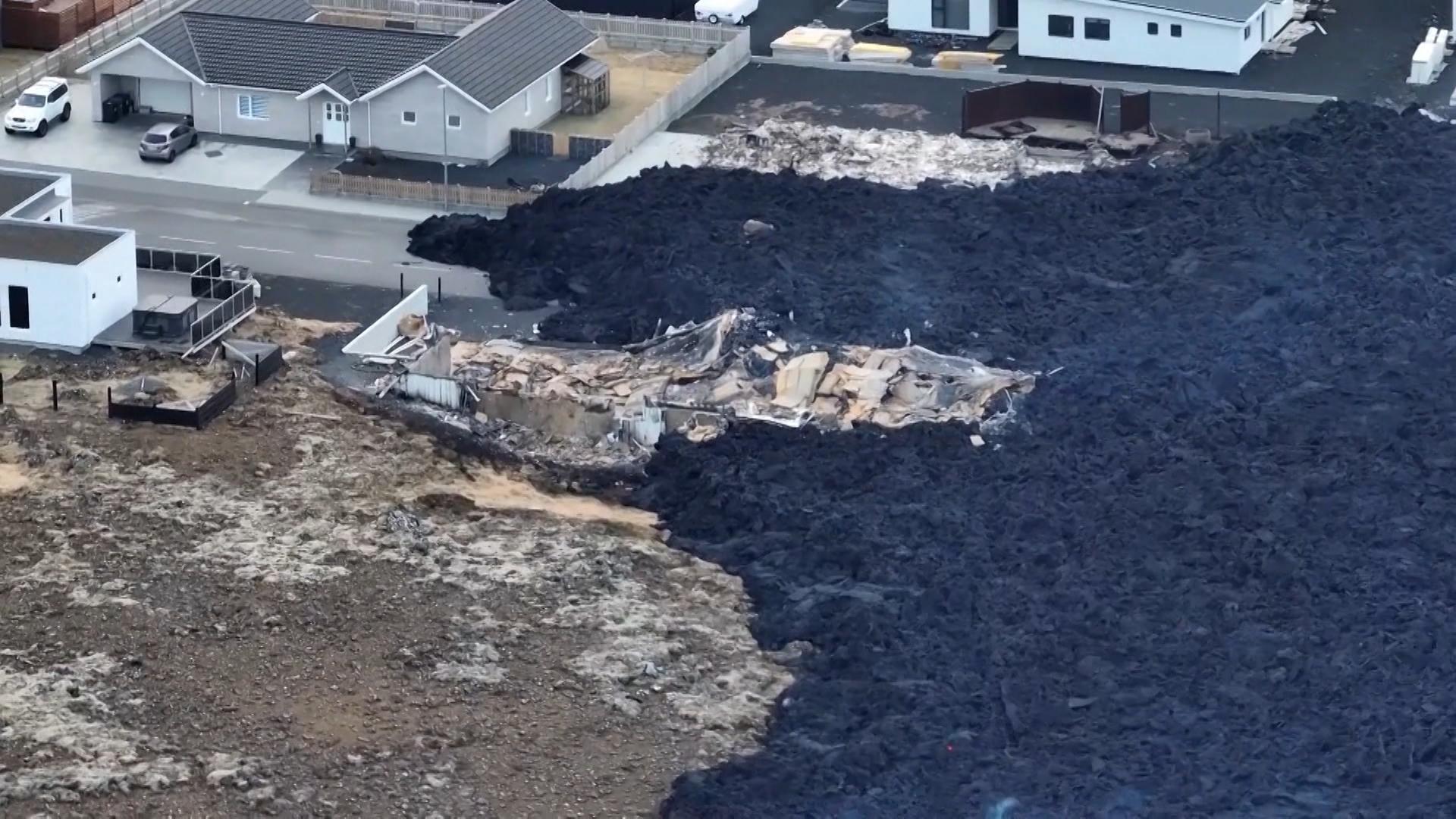 Erupcje wulkanów na Islandii "tylko początek"?  Grindavik zniszczony przez strumień lawy
