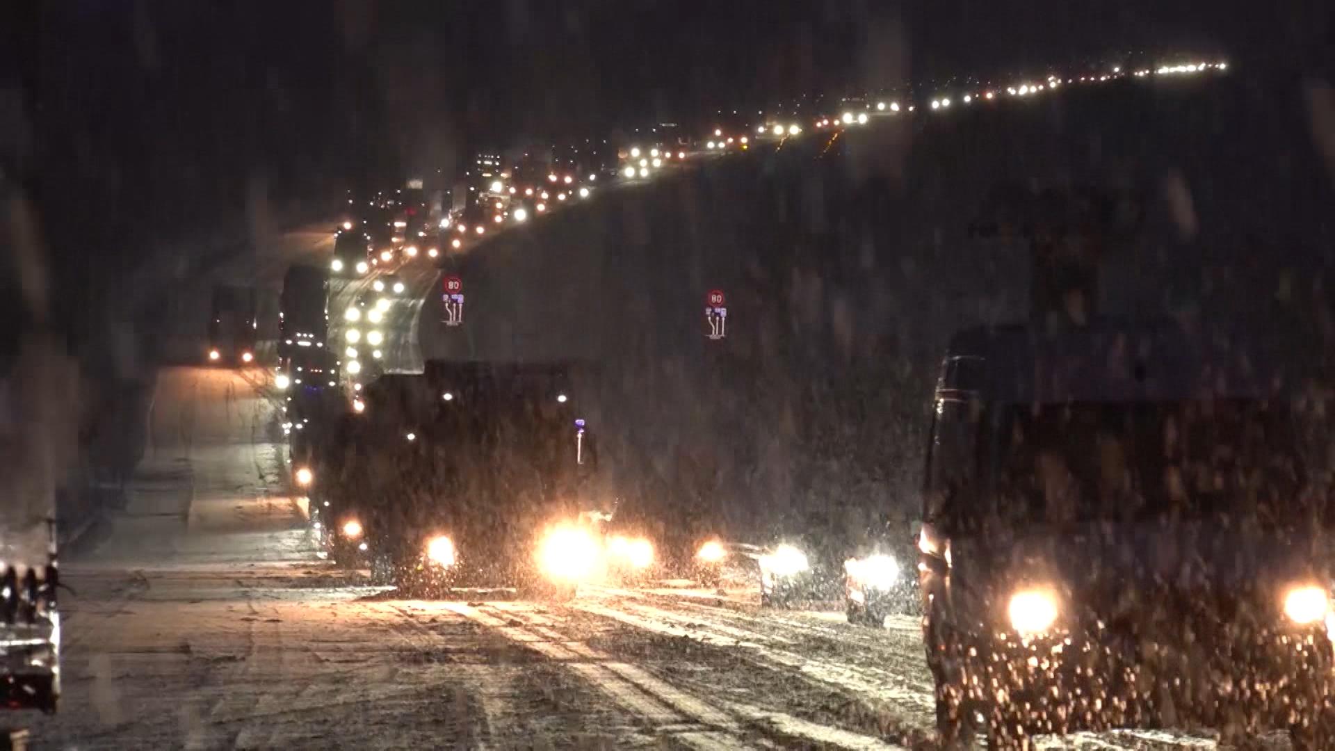 "Katastrofa!" Śnieg powoduje chaos na ulicach, a tysiące ludzi zostaje uwięzionych