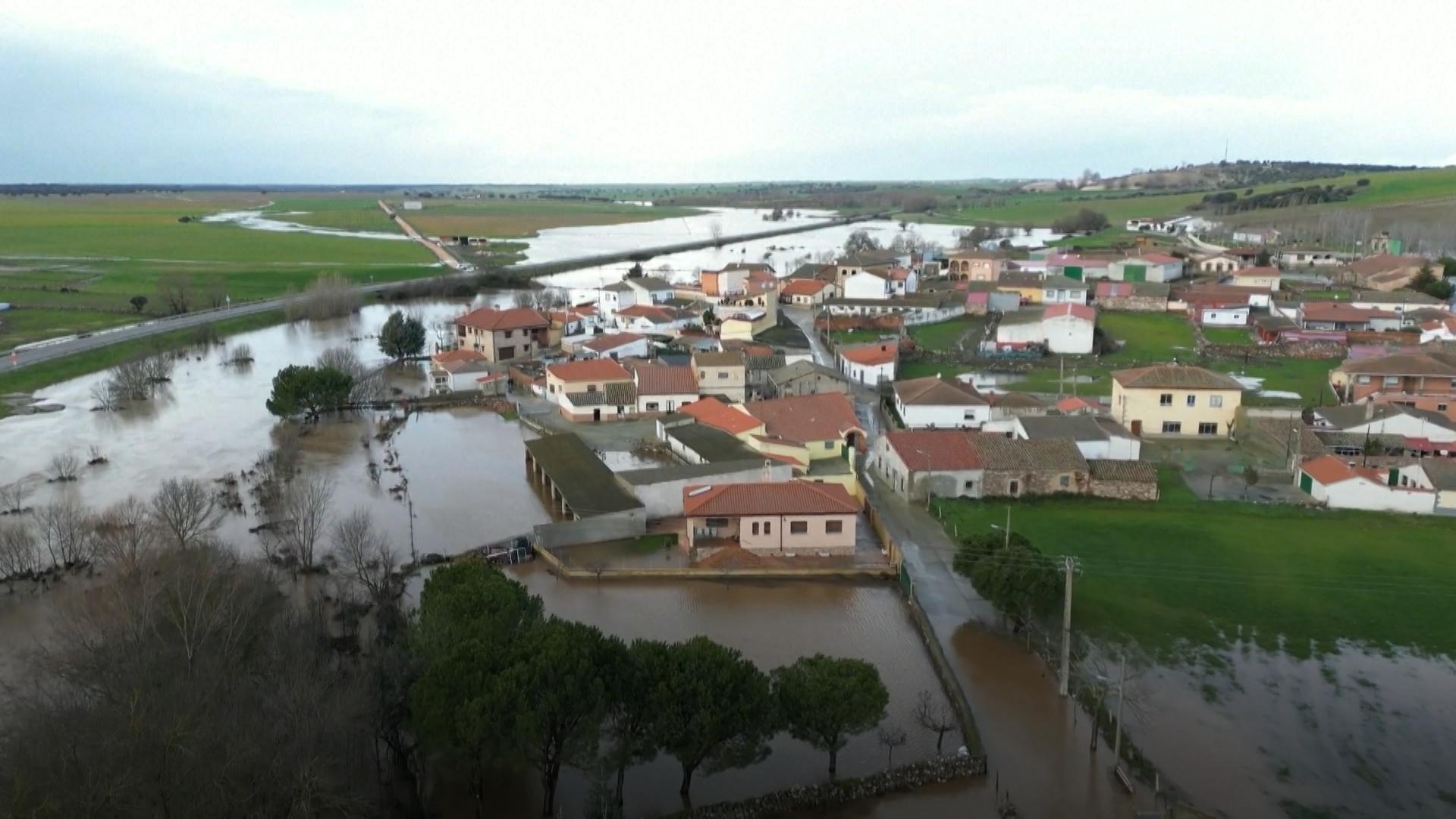 Powodzie i gwałtowne wiatry: w Hiszpanii szaleje burza Irene "Nigdy wcześniej nie widzieliśmy czegoś takiego"