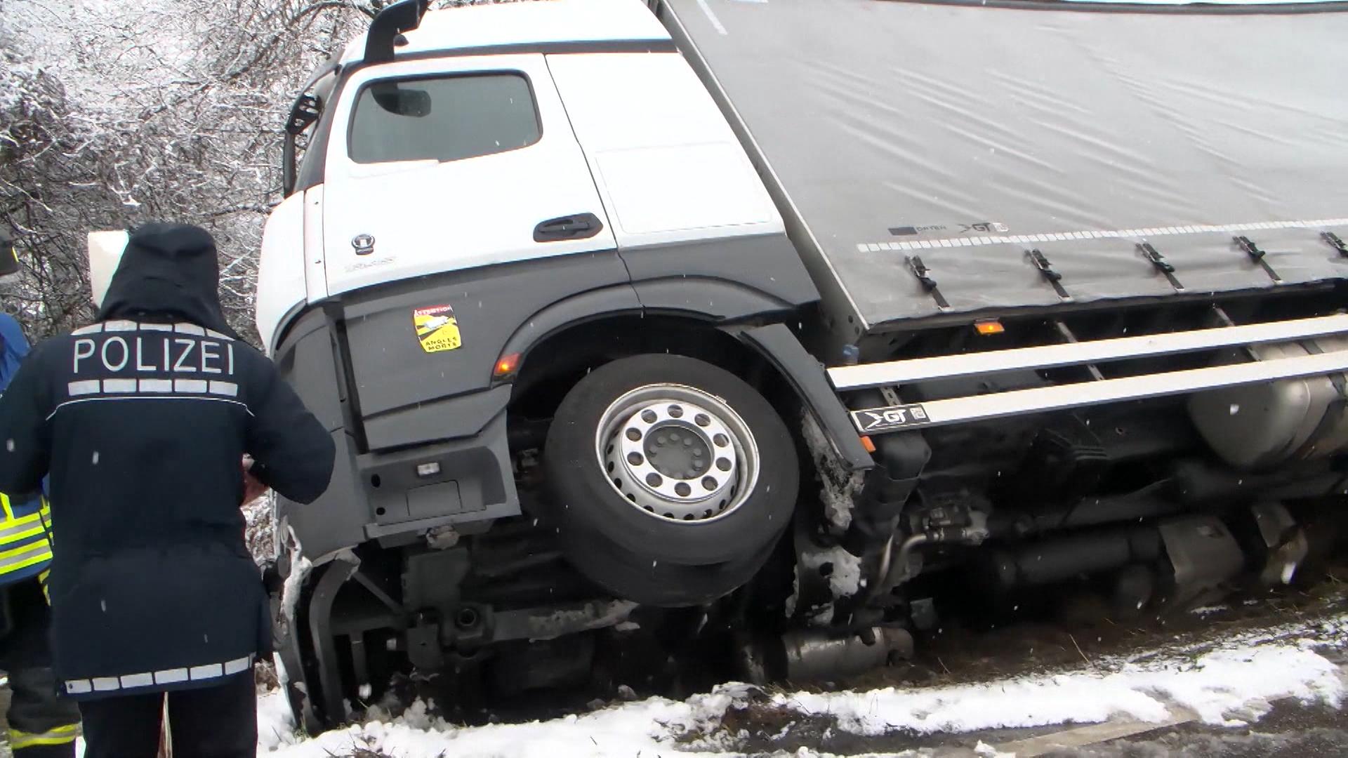 Schneemassen sorgen für Chaos auf deutschen Autobahnen Zahlreiche Unfälle und Staus
