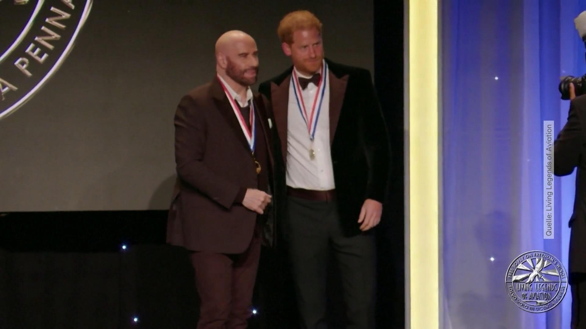 El príncipe Harry recibió este premio de manos de John Travolta como destinatario.