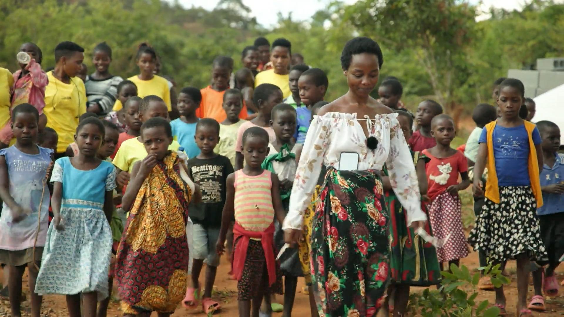 Die bewegende Geschichte von Tusaiwe Mit 24 hat sie 34 Kinder!