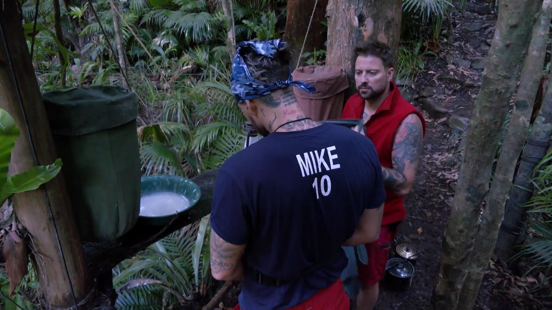 Mike le pide consejo a su amigo de la jungla Félix después de una pelea con Kim