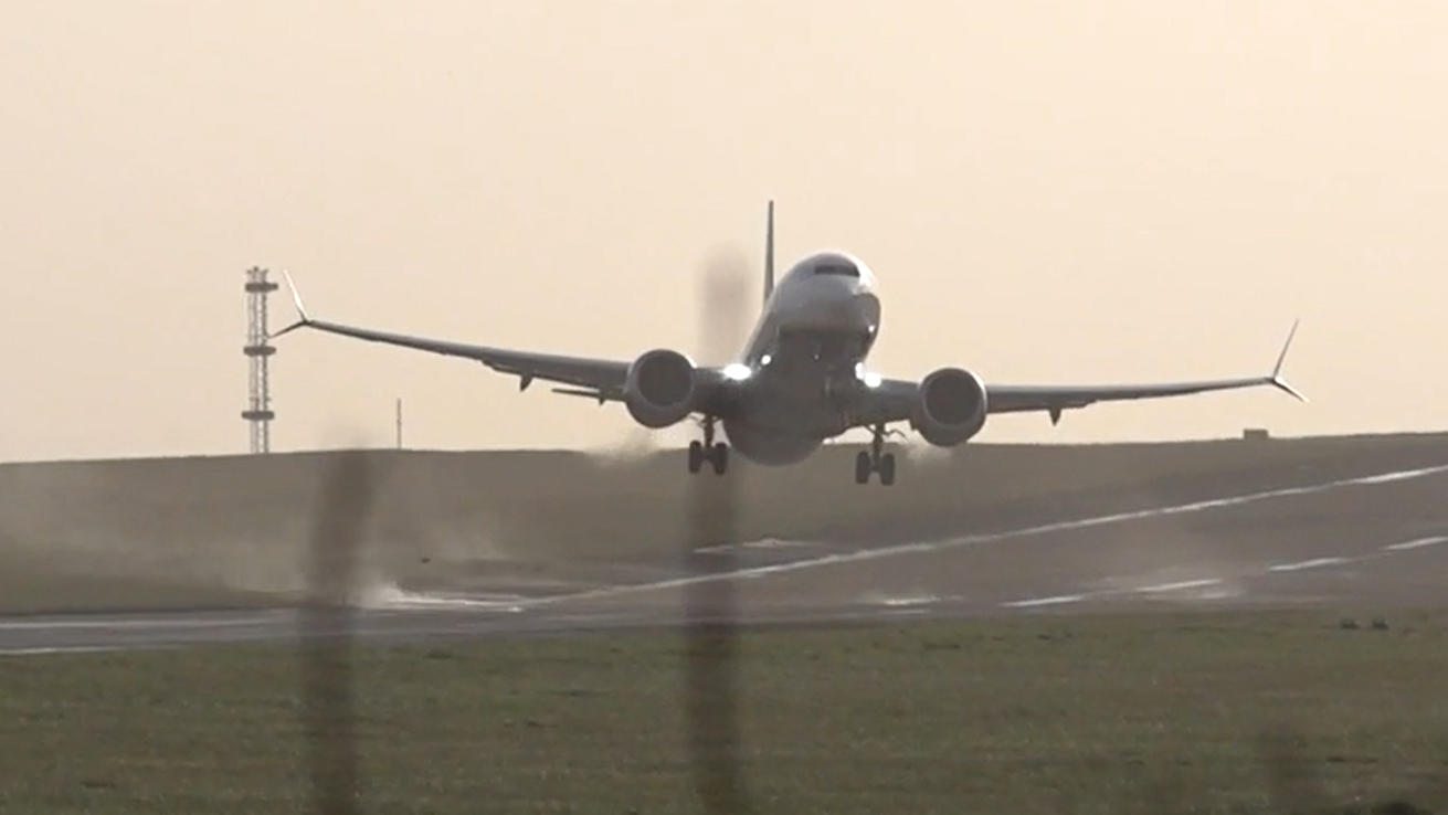 El avión de Ryanair voló por los aires al aterrizar y el viento lo empujó por la pista.