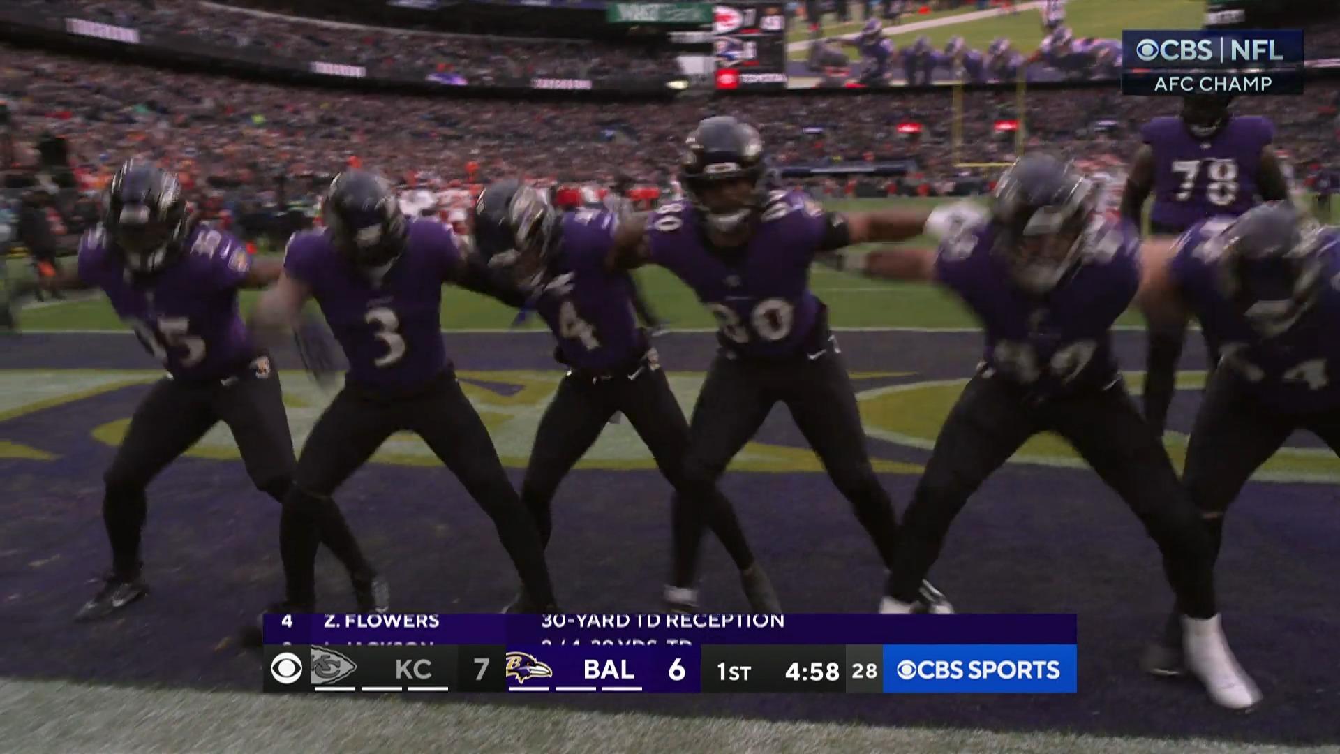 ¡Lamar Jackson lanza una bomba para touchdown!  Los Ravens están en la zona de anotación.